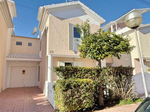 Chalet adosado en CL Paris, 48