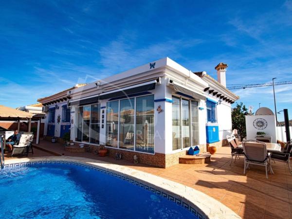 Casa independiente en calle Amapola