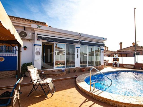 Casa independiente en calle Amapola