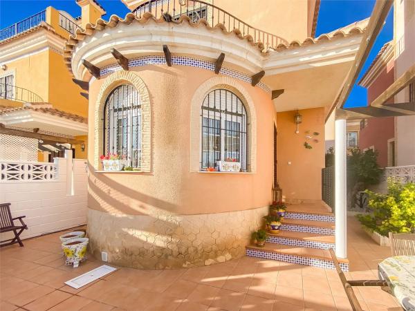 Casa independiente en calle Almendro