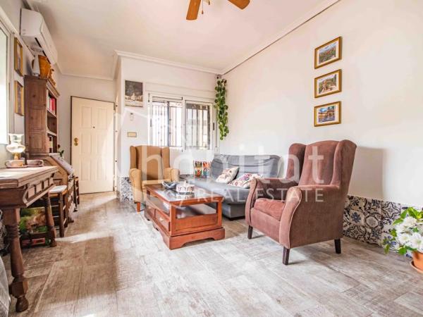 Chalet adosado en calle Taray, 12