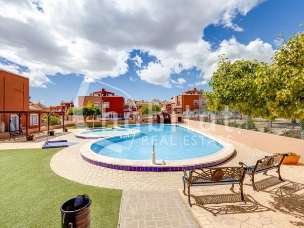 Chalet adosado en calle Taray, 12