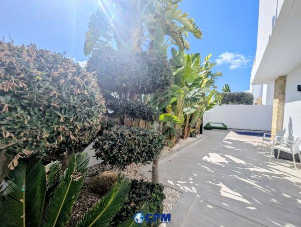 Chalet adosado en CL Herreda La, 37