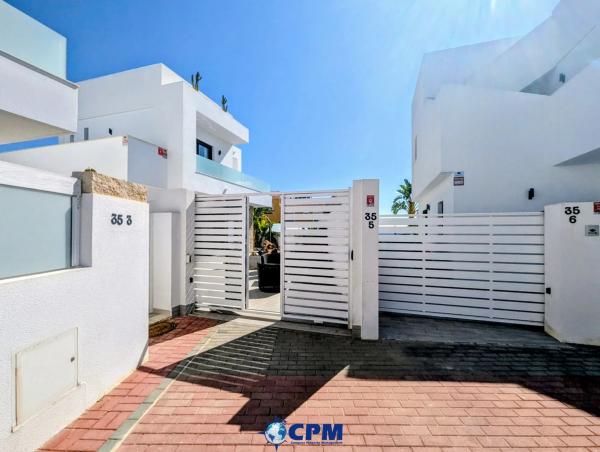 Chalet adosado en CL Herreda La, 37