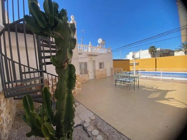 Chalet pareado en calle Capitán Cortés