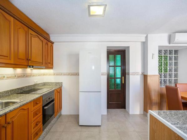 Chalet pareado en calle Capitán Cortés