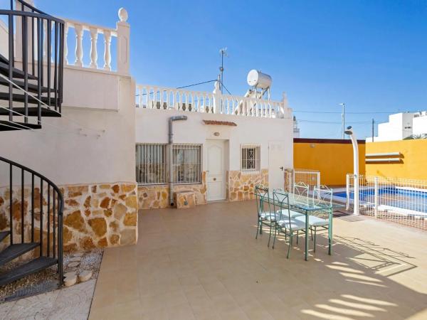 Chalet pareado en calle Capitán Cortés