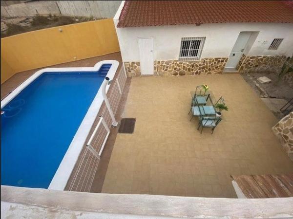 Chalet pareado en calle Capitán Cortés