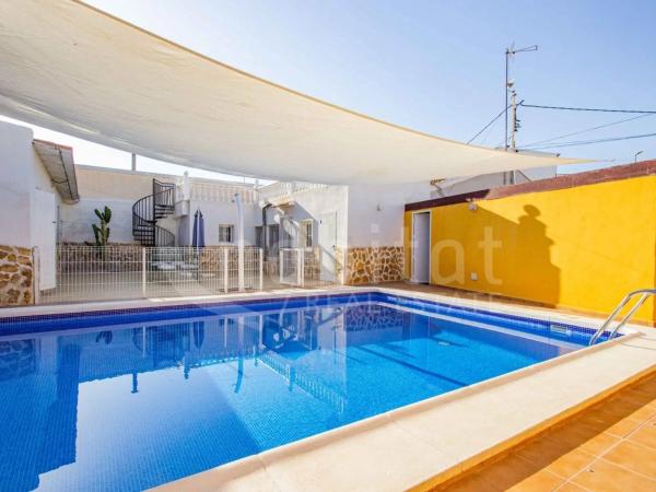 Chalet adosado en calle Capitán Cortés, 12 -20