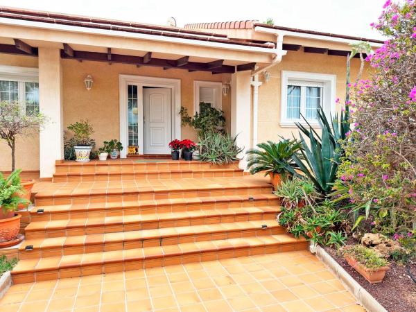 Casa independiente en avenida del Cabo