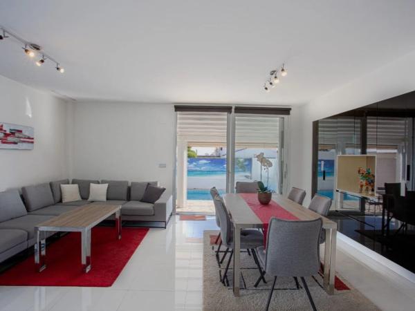 Casa independiente en avenida Caballos