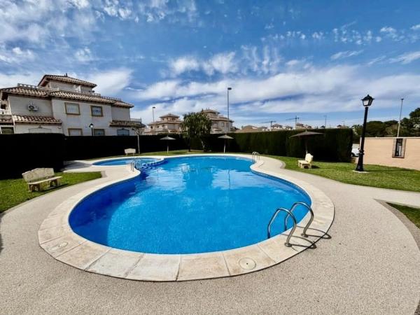 Chalet pareado en calle Adriático