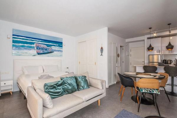 Estudio en avenida Jardines de las Golondrinas