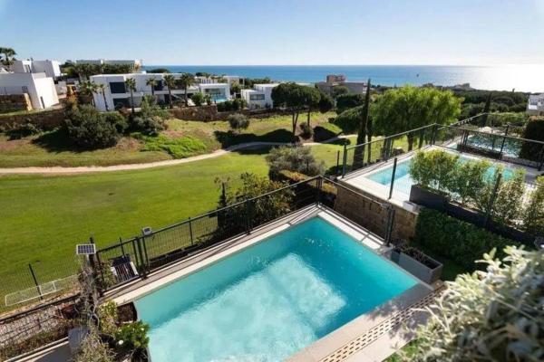 Chalet adosado en avenida de los Acebos