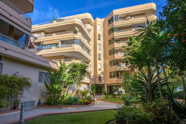 Piso en calle de Ramón Gómez de la Serna, 12 -18