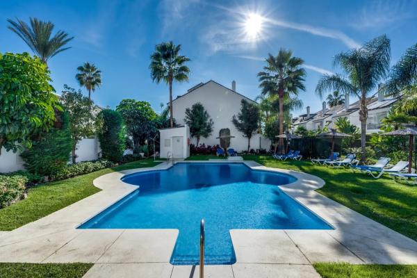 Chalet adosado en Urbanización Los Naranjos de Marbella