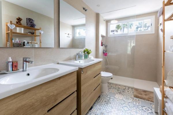 Chalet adosado en calle alcaucin, 19