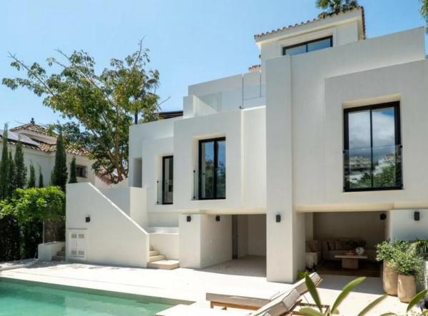 Chalet pareado en calle Sirio