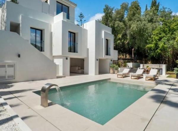 Chalet pareado en calle Sirio