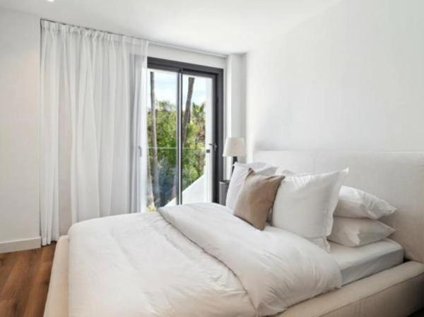 Chalet pareado en calle Sirio