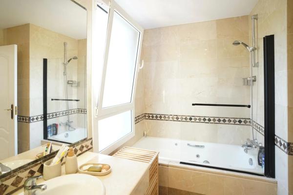 Chalet adosado en Urbanización Aloha Lake, 18