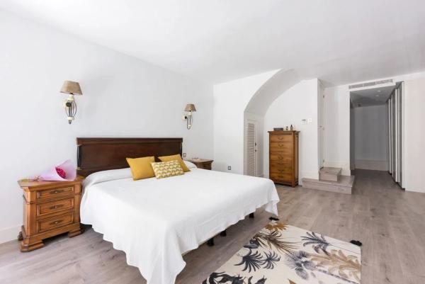 Chalet adosado en CL Los Lirios-nva Andalucia 2 Es:1 Pl:02 Pt:13 Edf Online 29660 Marbella (málaga)