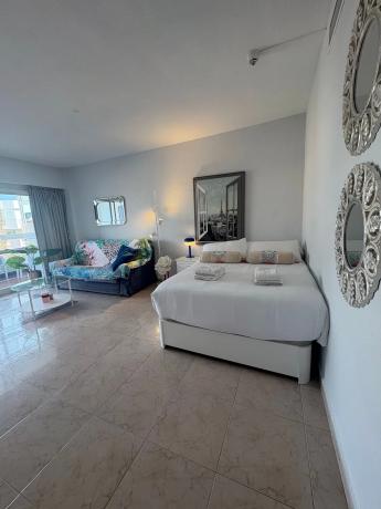 Estudio en calle Lamo de Espinosa, 10 . Hotel Pyr