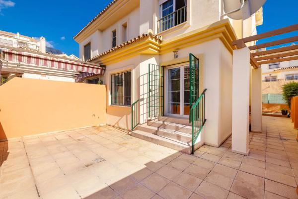 Chalet adosado en calle Agustína de Aragón