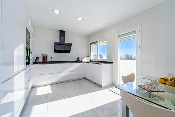 Chalet pareado en avenida del Higuerón