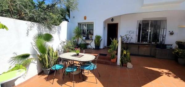 Chalet pareado en calle Eugenia de Montijo