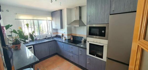 Chalet pareado en calle Eugenia de Montijo