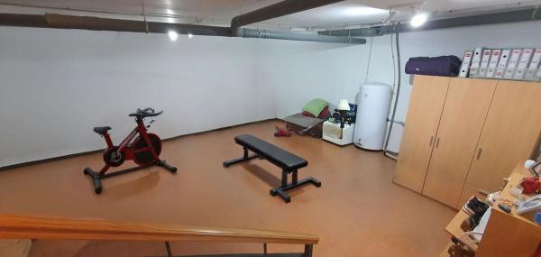 Chalet pareado en calle Eugenia de Montijo