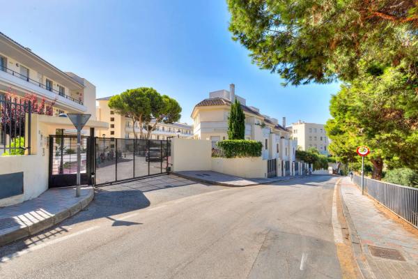 Chalet adosado en calle Tucán