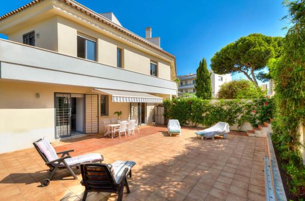 Chalet adosado en calle Tucán