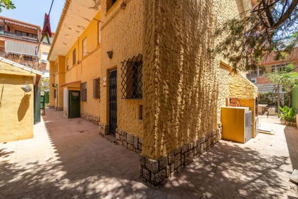 Casa independiente en calle Víctor de la Serna, 6 -8