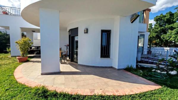 Chalet pareado en calle Castaño