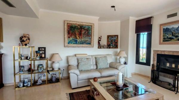 Chalet pareado en calle Castaño