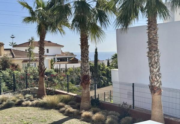 Casa independiente en avenida Avenue 8 de Marzo