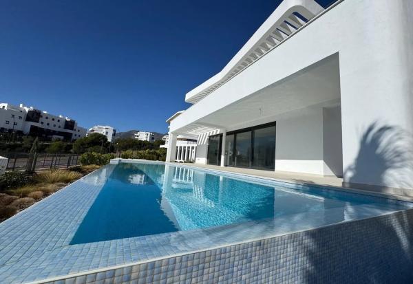 Casa independiente en avenida Avenue 8 de Marzo