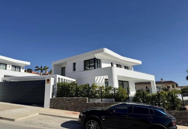 Casa independiente en avenida Avenue 8 de Marzo