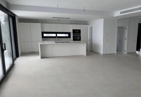 Casa independiente en avenida Avenue 8 de Marzo