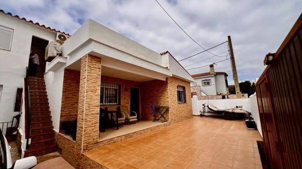 Chalet adosado en calle Miguel Márquez