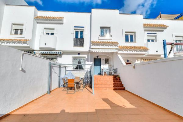 Chalet adosado en calle Eugenia de Montijo