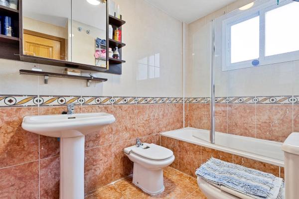 Chalet adosado en calle Eugenia de Montijo