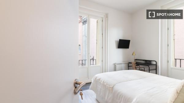 Habitación en piso compartido en madrid.