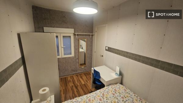 Se alquila habitación en piso compartido de 3 habitaciones en Simancas.