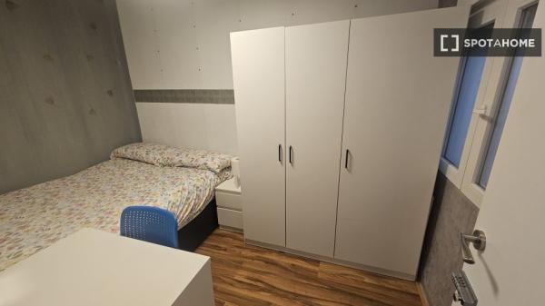 Se alquila habitación en piso compartido de 3 habitaciones en Simancas.