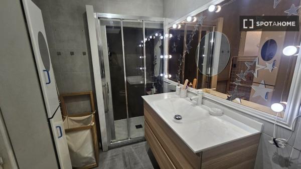 Se alquila habitación en piso compartido de 3 habitaciones en Simancas.