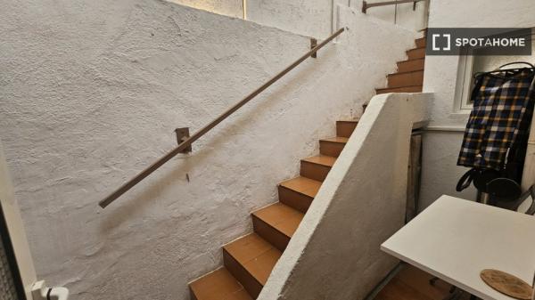 Se alquila habitación en piso compartido de 3 habitaciones en Simancas.