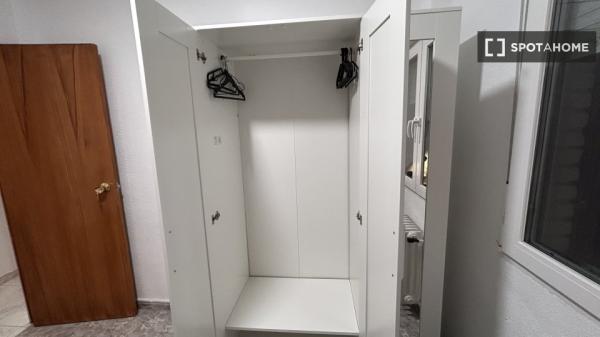 Zimmer in einer 5-Zimmer-WG in Fuenlabrada zu vermieten